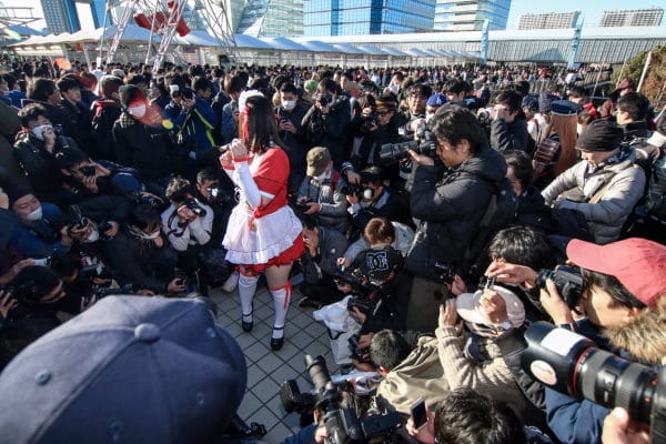 Woman surrounded at Comiket 2017