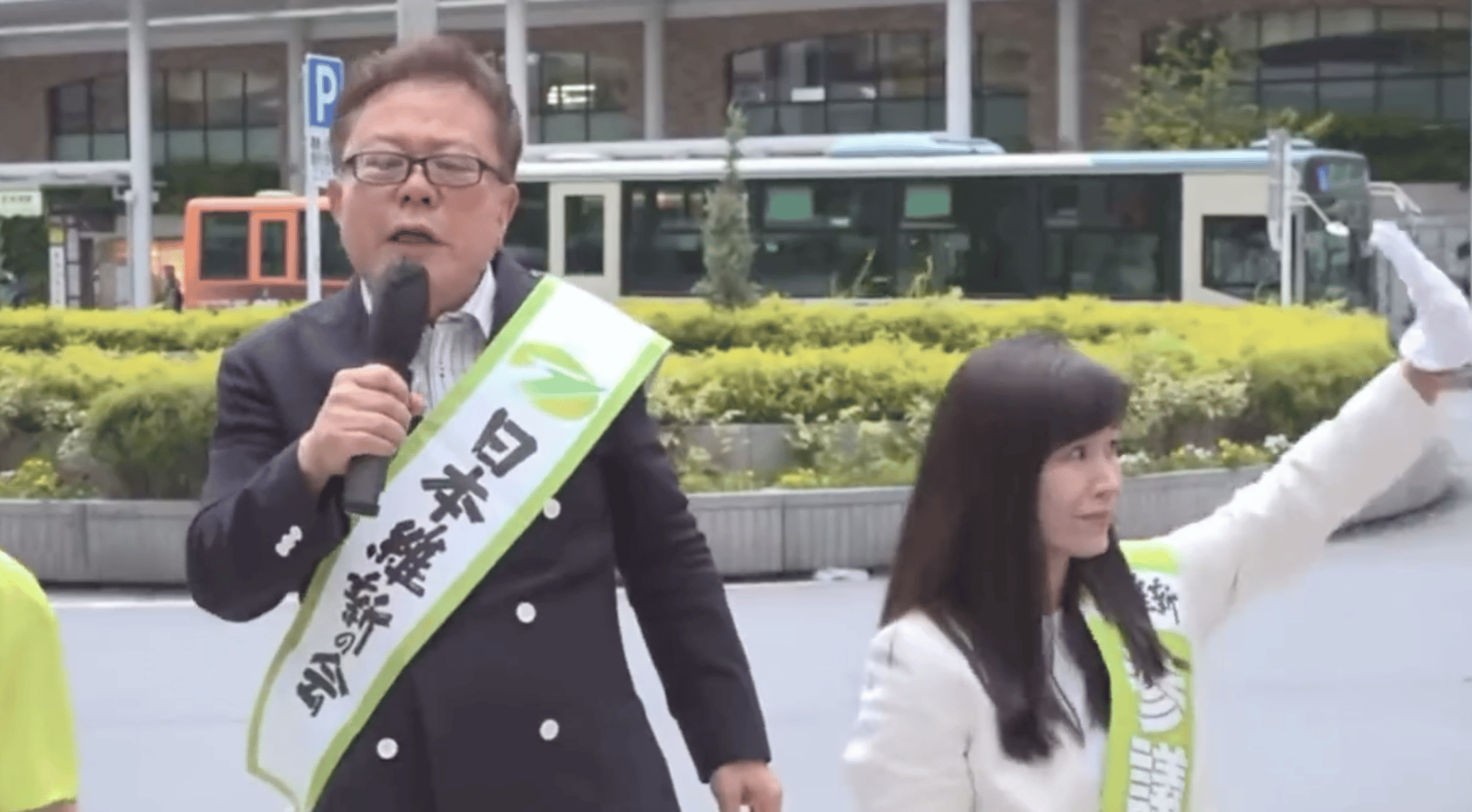 Inose of the Japan Innovation Party gives a speech alongside former snowboarder Ebisawa.