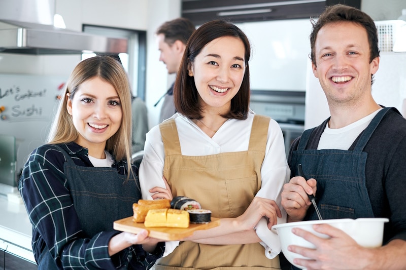 Tokyo cooking class - teacher with students