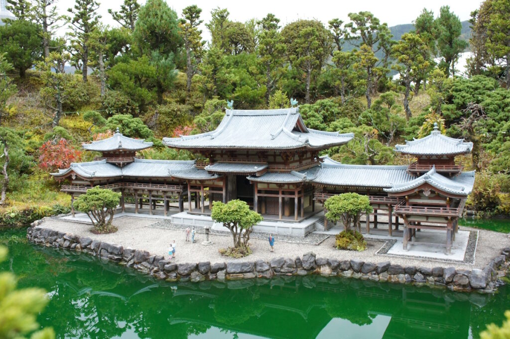 Full view of the Phoenix Hall at Byōdōin in Uji, Kyoto